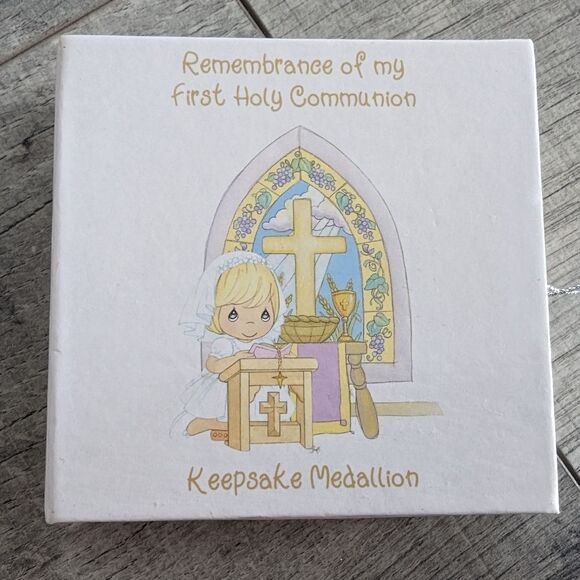 Precious Moments First communion remembrance keepsake medallion Ornament - Picture 2 of 8
